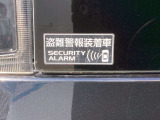 車両に不審な動きがあった際に警告音などで周囲に知らせる、盗難警報システムを搭載しています。ステッカーによる視覚的な抑止効果も期待でき、日々の買い物や外出先での駐車時など、安心感を高めてくれます。