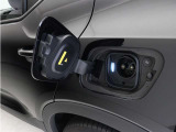 コンセントタイプ3kWやウォールボックスタイプ6kWの充電器を用いてご自宅で簡単充電。一般的な家庭用200V交流充電ケーブルでは約8時間で80%まで充電!1時間あたり7~14kmを走行できる電力を充電