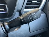レバー上にはライト類の表示があり、操作内容を目で確認しやすい設計です。運転席から手の届く位置に備わり、周囲の状況に応じた灯火の切り替えを行いやすくなっています。