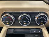 空調スイッチ類は最近流行のタッチパネル式ではなく、運転中でも直感的に操作できるダイヤル式を採用しております。