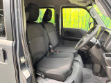 運転席シート廻りは使用感も少なく、良好な状態となっています。前オーナー様が丁寧に使っていたことがよくわかりますね。
