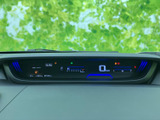 速度やシフト位置などの情報をまとめて表示し、運転に必要な確認をしやすいメーター廻りです。各項目を見分けやすく、走行中も視線移動を抑えて確認しやすい配置です。