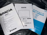メンテナンスノート、取扱説明書です。 その車の整備記録が事細やかに記録されています。 車が生まれてから今までどのような道を歩んできたのか判るとても重要な物ですよ。
