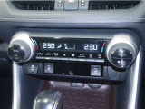 【オートエアコン】設定した温度になるように車が自動で風量や吹き出し口、冷暖房の強さを調整してくれるエアコンです。一度温度を設定すれば、自動で快適な室温を保ってくれるので運転に集中しやすいですよ♪