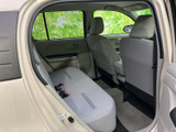 後席は明るい色合いでまとめられ、窓から外の様子を確認しやすい空間です。前席との間にもゆとりが感じられ、同乗者が落ち着いて過ごせる室内となっています。