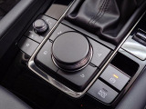 ナビ&オーディオ操作ダイヤル「コントロールコマンダー」は自然と手の触れる位置に配置されています。目線を外すことなく手元で操作できます。