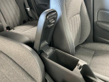 【フロントセンターアームレスト(ボックス付き)】運転席と助手席の間には、小物が収納できるボックス付のアームレストが装備!必要な物をぱっと取り出せて車内もスッキリです♪