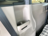 リアサイドにはドリンクホルダー付きのサイドポケットがございます!
