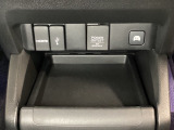 アクセサリーソケットはUSBのアダプターなどをつければ、スマホの充電にも使えます。横にはナビゲーション用の外部入力可能なUSB端子とHDMI端子がついています。