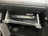 【グローブボックス】容器がせり出してくるバケットタイプ!一目で中身を把握でき、取り出しやすさにも優れます!