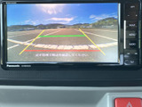 駐車時の安全性を高めるバックモニター。狭い場所でも、後方を確認しながらスムーズに駐車できます。