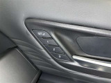 シートメモリー機能装備付きです。シートの位置をそれぞれ記憶しておく事ができるので、ご家族や、複数の方で車を乗られるオーナー様には、便利な機能です。