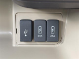 【USB端子】USB接続もついていますので携帯などの電子機器の充電にも使えて便利です♪