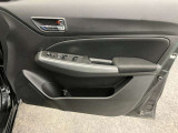 【運転席ドア】ドリンクホルダーと収納ポケットがあります。