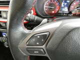 オーディオステアリングスイッチです。オーディオ関係の各種操作が前方から目線をずらさないで操作できるので安全です。