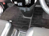 運転席から助手席への移動も簡単です。