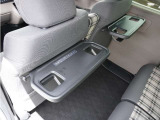 【後席用テーブル】ドリンクホルダーが付いた折りたたみ式のパーソナルテーブルです。運転席・助手席のシートバックに装備しているパーソナルテーブルです。