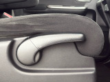 ★運転席ハイトアジャスター★ 運転される方によってシートの高さが調節できます!自分に合ったドライビングポジションで運転がさらに快適に♪