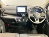 【運転席・助手席】運転席の足もともゆったりで長距離ドライブでも快適に★