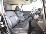 運転席に電動のシートアジャスターが付いております。体型にピッタリ合わせることが出来て快適なポジションでドライブする事が出来ます。ロングドライブも楽ですよぉ〜!