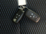 電子キーをポケットやカバンに入れているだけで、ドアの開錠・施錠が行えます。荷物を抱えていてもラクラク開閉です。エンジン始動も行えます。