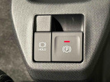 指先だけで簡単に操作が可能な電動パーキングブレーキを採用。「HOLD」スイッチを押すと、渋滞や信号待ちなどでブレーキペダルから足を離しても、ブレーキを保持するので安心です