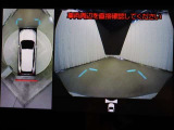 車両周辺を真上から見たような広範囲の映像を表示し、安全運転をサポートする「パノラミックビューモニター」を搭載しています。