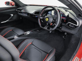 こちらは右ハンドルのお車でございます。内装色はNeroを選択しております。