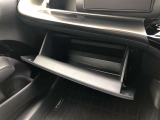 充実の小物入れを完備。ついつい貯めがちな小物をスッキリ収納できますね。