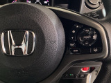 ハンドルにHondaセンシング系のクルーズコントロールやレーンキープアシストなどのスイッチが装備されています。ハンドルから手を離さず安全に操作できます。