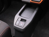 指先だけで操作ができる「電動パーキングブレーキ」搭載。オートモードの場合、シフトを「P」レンジにすると自動でパーキングブレーキが作動します。またアクセルを踏むと自動解除される為、発進がスムーズです。