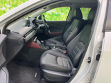 前席まわりは視界が広く、運転席と助手席それぞれにゆったり座れる空間が確保されています。落ち着いた色調のシートと足元のまとまりが、日々の移動を心地よく支えてくれます。