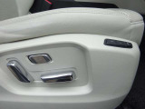 細やかな位置調整が可能な運転席電動シート。腰を支えるランバーサポートや、2名分のポジションを記憶できるシートメモリー機能も装備。マツダがこだわる「人馬一体」の快適なドライブをサポートします。