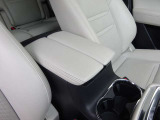 【クッション性のある肘置き】運転時の疲労軽減に繋がる肘置き。シートカラーと統一しており高級感を放ちます。