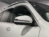 ウィンカー内蔵ドアミラーを開発したのは『メルセデス・ベンツ』です。他車からの視認性が高まり、事故の可能性を低減させています。更に、点灯部分はドライバーの視界に入らないように設計されています。