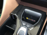 【置くだけ充電(縦置き)】スマートフォンなど対応する機器をワイヤレスで充電可能です。縦置きにすることで、使いやすさとスペース効率を高めています。