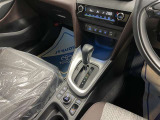 操作しやすいATシフトです♪シフトチェンジを気にしなくていいので運転だけに集中できますね!自然と手に届くところにある、手になじむ形状のシフトノブがいいですね♪