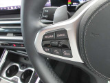 BMWのステアリングは、走行中でも安心して操作が行えるように右側にオーディオ関連、左側にオートクルーズに関するボタンを配置しています。ハンドル径も操作がし易いように計算して作られています。