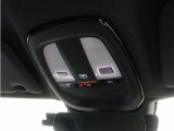 ルーフにあるボタンは、車両が始動しない場合、パンクした場合、または事故に遭った場合などの緊急時に支援の要請に使用できるため、安心感を高めることができます。