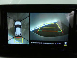 【全周囲モニター】車を上空から見下ろしたような映像をカーナビ画面に映し出し、車庫入れや縦列駐車をサポートしてくれます。