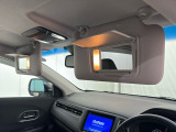 【あると便利な装備】運転席・助手席サンバイザー内側ライト付きミラー+マップランプが装備されています