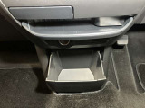 お気に入りのCDなどが収納できる格納式ボックス★