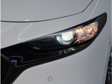 【LEDヘッドライト】悪天候や夜間走行時も良好な視界を確保し安心して運転できる高輝度LEDヘッドライトを装備。明るい上に点灯速度が早く消費電力も抑えられています。