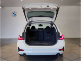 BMWではスペアタイヤが非搭載となるため、スペースは拡大されており、収納スペースとして利用可能。トランクの下にも収納スペースがあり、意外と役に立つスペースでございます。