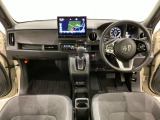 車内は光触媒抗菌消臭施工済です。インパネ周りはスタイリッシュなデザインで機能や装備も充実しています。グローブボックスやカップホルダーのほかにトレーなどたくさんの収納スペースが付いています。