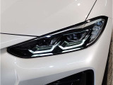【LEDヘッドライト】先進のLEDテクノロジーを採用。放射される白色光の周波特性は太陽光に近く、バイキセノン・ヘッドライトを上回るコントラストで更に明るく輝きます!