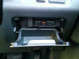 運転席から手の届く位置に ETC車載器付いております。高速道路の料金所もスムーズに通過できますよ♪