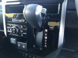 コラムシフトですので足元ひろびろ。運転しやすいですよ。