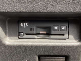 見栄えよくすっきりと収まるETC車載器です。高速道路の料金所をスムーズに通過でき、快適なドライブをサポートします。納車されたその日からすぐに遠出やロングドライブを楽しめます。