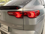 BMWの伝統の丸目4灯ヘッドライトでございます。LEDライトで視認性もよく明るく安全性の向上につながります。